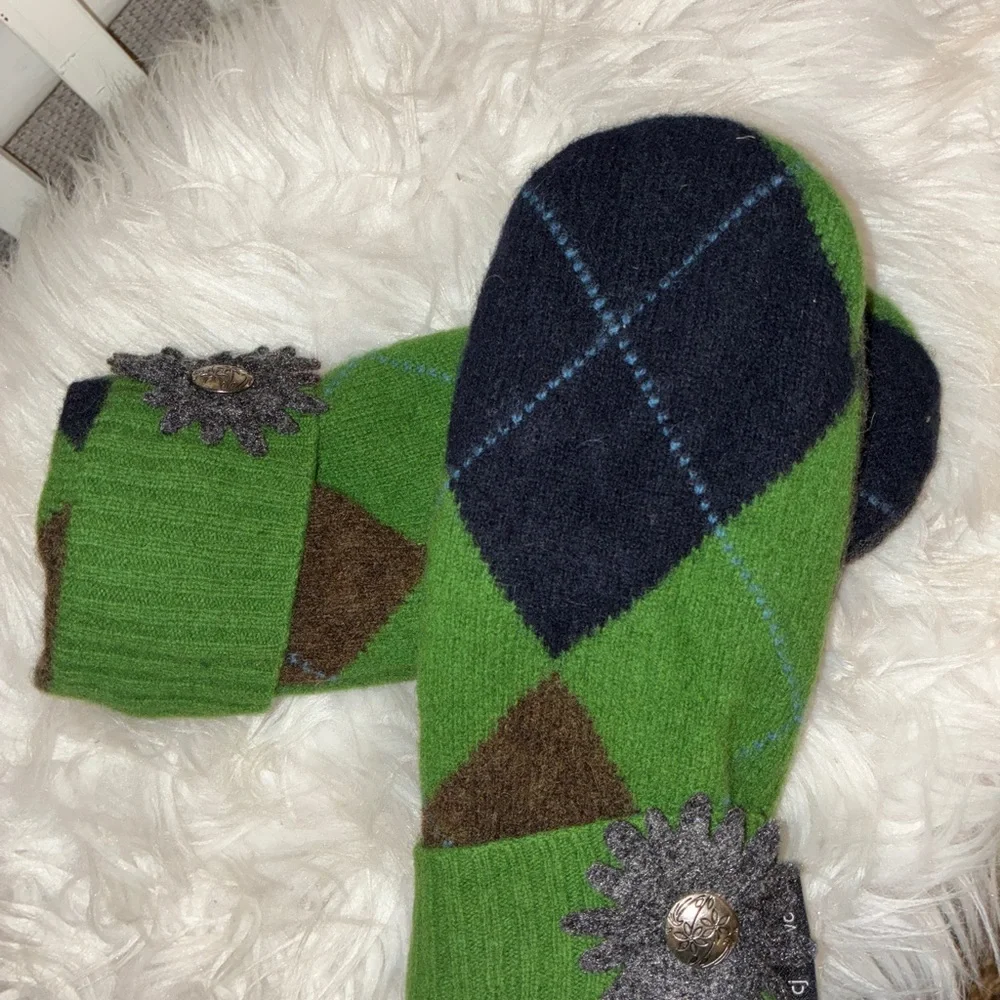 Artwork Mittens/Gloves gently‎ used.